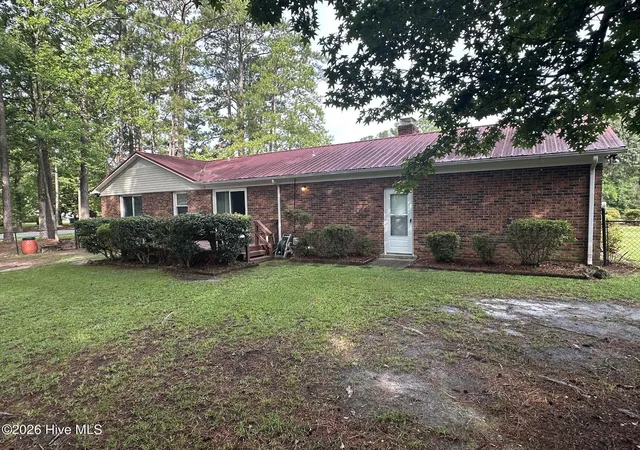 Photo 3 of Single family home for sale at 900 Welsh Ln, Jacksonville, NC 28546 | MLS# 100592640 | Listing updated on 2026-08-28