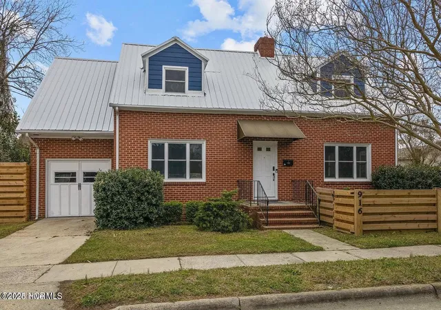 Photo 3 of Single family home for sale at 916 Bern St, New Bern, NC 28560 | MLS# 100467424 | Listing updated on 2026-05-12