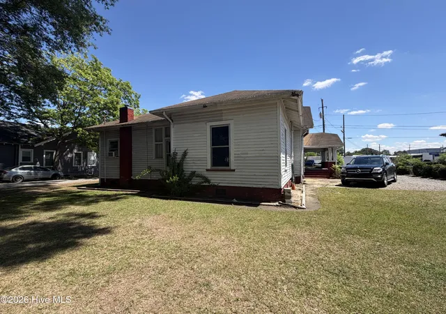 Photo 3 of Single family home for sale at 209 N Pollock St, Selma, NC 27576 | MLS# 100592302 | Listing updated on 2026-08-18