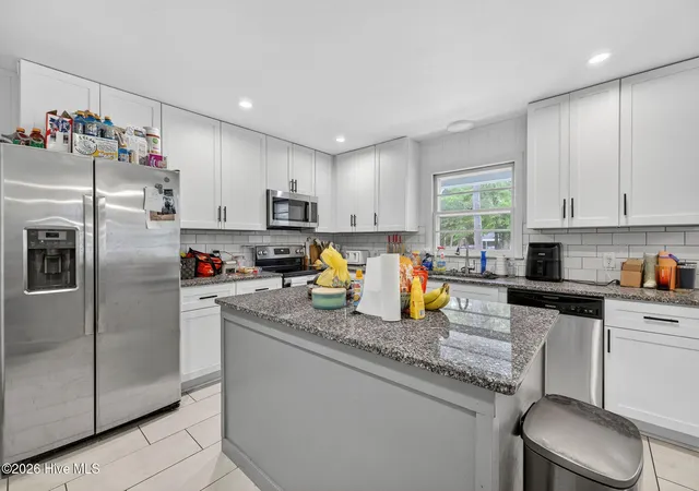 Photo 3 of Single family home for sale at 9 Castlewood Dr, Wilmington, NC 28409 | MLS# 100593801 | Listing updated on 2026-08-18
