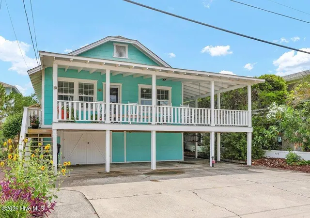 Photo 1 of Single family home for sale at 10 E Henderson St, Wrightsville Beach, NC 28480 | MLS# 100582926 | Listing updated on 2026-08-18