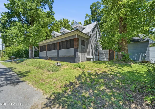Photo 4 of Single family home for sale at 105 E Trent St, Trenton, NC 28585 | MLS# 100579805 | Listing updated on 2026-08-18
