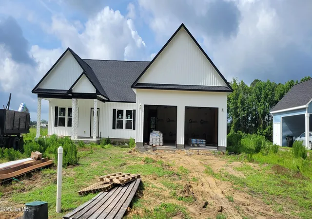 Photo 3 of Single family home for sale at 201 Crown Dr, Washington, NC 27889 | MLS# 100577288 | Listing updated on 2026-08-18