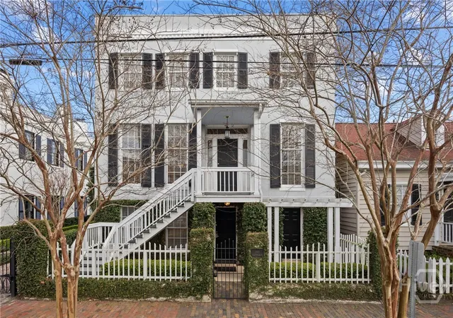 Photo 1 of Single family home for sale at 512 Tattnall St, Savannah, GA 31401 | MLS# SA350810 | Listing updated on 2026-10-30