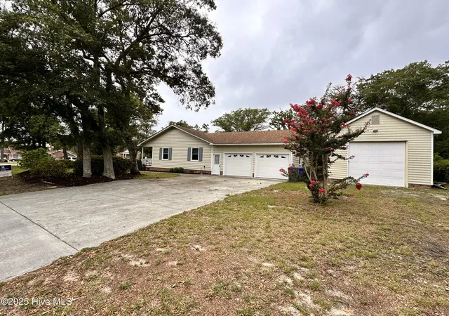 Photo 3 of Single family home for sale at 1506 E Oak Is Dr, Oak Island, NC 28465 | MLS# 100590127 | Listing updated on 2026-08-18