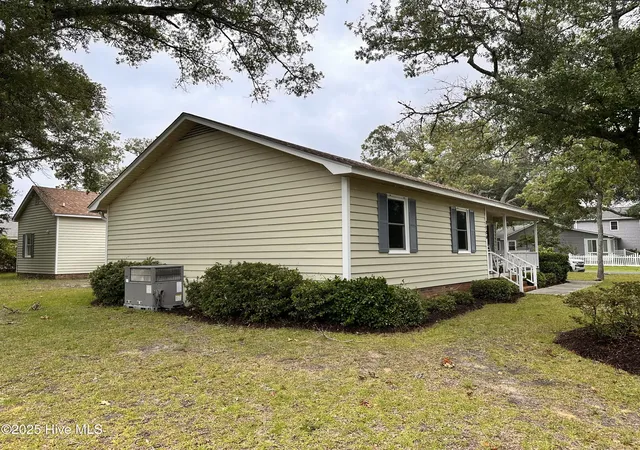 Photo 4 of Single family home for sale at 1506 E Oak Is Dr, Oak Island, NC 28465 | MLS# 100590127 | Listing updated on 2026-08-18
