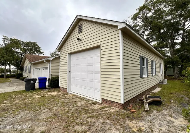 Photo 5 of Single family home for sale at 1506 E Oak Is Dr, Oak Island, NC 28465 | MLS# 100590127 | Listing updated on 2026-08-18