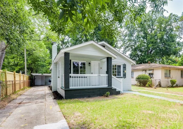 Photo 2 of Single family home for sale at 1006 Lynah St, Savannah, GA 31415 | MLS# SA361955 | Listing updated on 2026-08-31