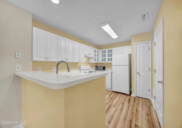 Listing Photo 5 - Condo for sale in building located at 4102 Breezewood Dr, Wilmington, NC 28412 - Unit #101