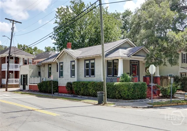 Photo 3 of Single family home for sale at 402 E 38th Street, Savannah, GA 31401 | MLS# SA362757 | Listing updated on 2026-09-08