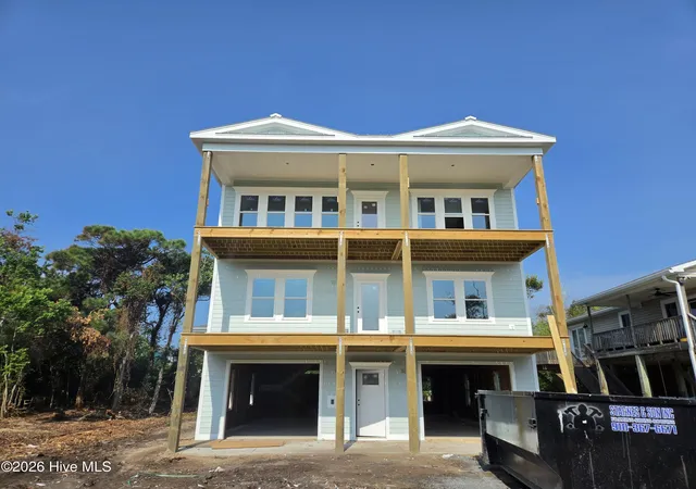Photo 2 of Single family home for sale at 121 Se 76th Street, Oak Island, NC 28465 | MLS# 100594572 | Listing updated on 2026-09-02