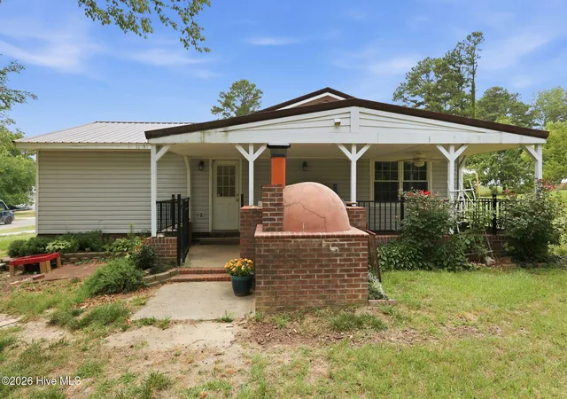 Photo 3 of Single family home for sale at 16 Crestview Pl, Spring Lake, NC 28390 | MLS# 100582995 | Listing updated on 2026-08-19
