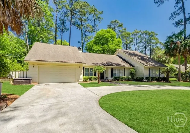 Photo 3 of Single family home for sale at 2 Thibault Ln, Savannah, GA 31411 | MLS# SA353413 | Listing updated on 2026-10-05