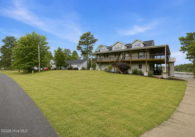 Photo 3 of Single family home for sale at 354 W S Shore Dr, Southport, NC 28461 | MLS# 100572672 | Listing updated on 2026-09-02