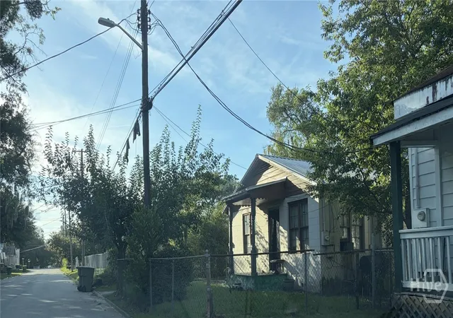 Photo 1 of Single family home for sale at 19 W 55th Street, Savannah, GA 31405 | MLS# SA362058 | Listing updated on 2026-10-09