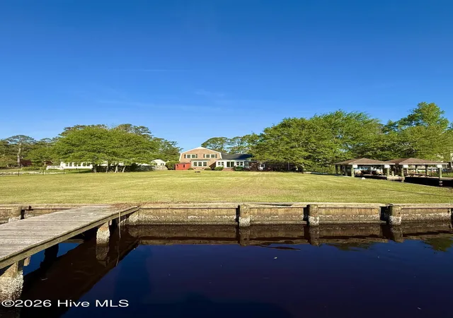 Photo 3 of Single family home for sale at 236 Shoreline Dr, New Bern, NC 28562 | MLS# 100550536 | Listing updated on 2026-10-01
