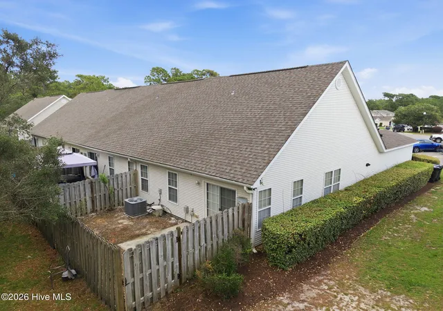 Photo 4 of Townhouse for sale at 6028 Gantts Trl, Wilmington, NC 28409 | MLS# 100584584 | Listing updated on 2026-08-18