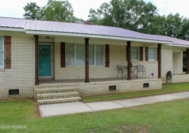 Photo 2 of Single family home for sale at 221 E Bladen St, Bladenboro, NC 28320 | MLS# 100594315 | Listing updated on 2026-08-18