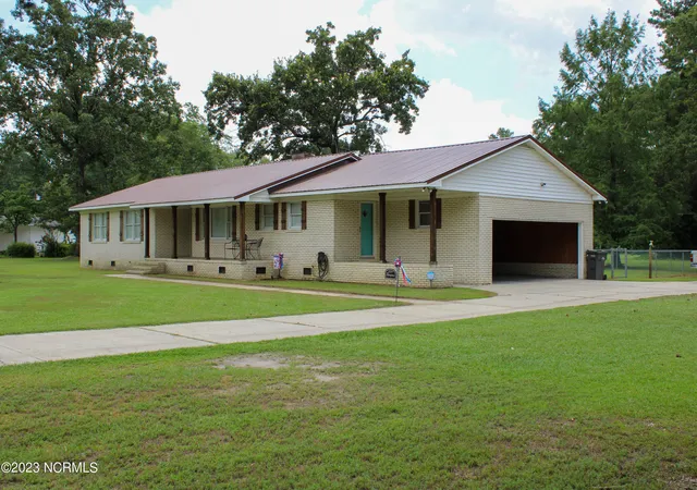 Photo 3 of Single family home for sale at 221 E Bladen St, Bladenboro, NC 28320 | MLS# 100594315 | Listing updated on 2026-08-18