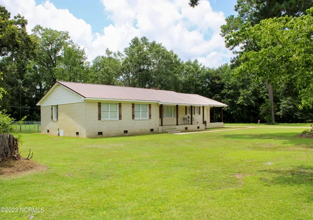 Photo 3 of Single family home for sale at 221 E Bladen St, Bladenboro, NC 28320 | MLS# 100594315 | Listing updated on 2026-08-18