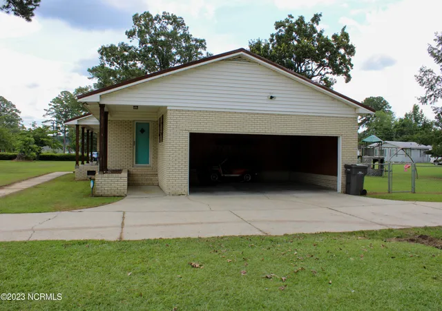 Photo 4 of Single family home for sale at 221 E Bladen St, Bladenboro, NC 28320 | MLS# 100594315 | Listing updated on 2026-08-18
