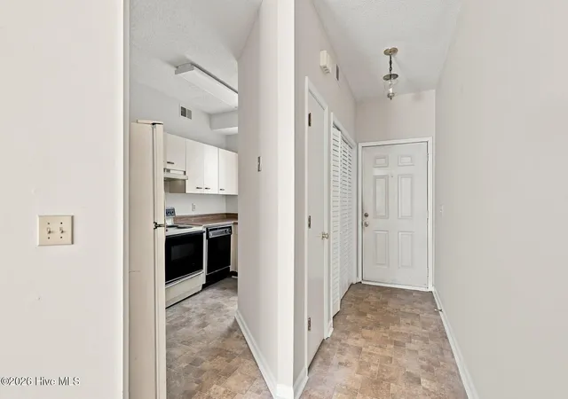 Listing Photo 5 - Condo for sale in building located at 4210 Wilshire Blvd, Wilmington, NC 28403 - Unit #102-B