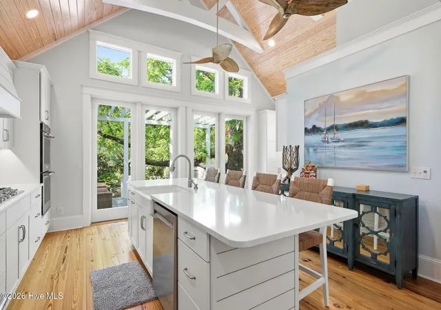 Photo 3 of Single family home for sale at 910 Ann St, Beaufort, NC 28516 | MLS# 100575261 | Listing updated on 2026-08-18