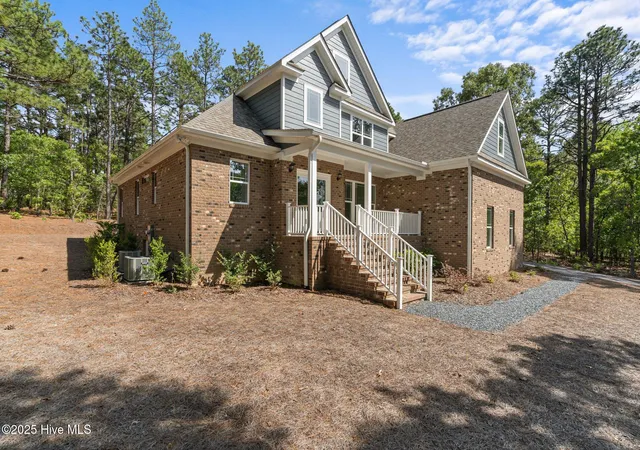 Homes for sale in West End, NC | 225 Lakeway Dr, West End, NC 27376 | MLS# 100506577