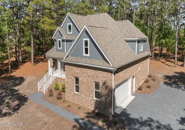 Homes for sale in West End, NC | 225 Lakeway Dr, West End, NC 27376 | MLS# 100506577