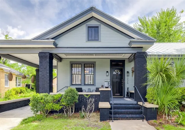 Photo 3 of Single family home for sale at 226 E 53rd Street, Savannah, GA 31405 | MLS# SA356533 | Listing updated on 2026-10-20