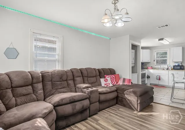 Photo 3 of Single family home for sale at 1513 Vine St, Savannah, GA 31401 | MLS# SA346530 | Listing updated on 2026-07-07