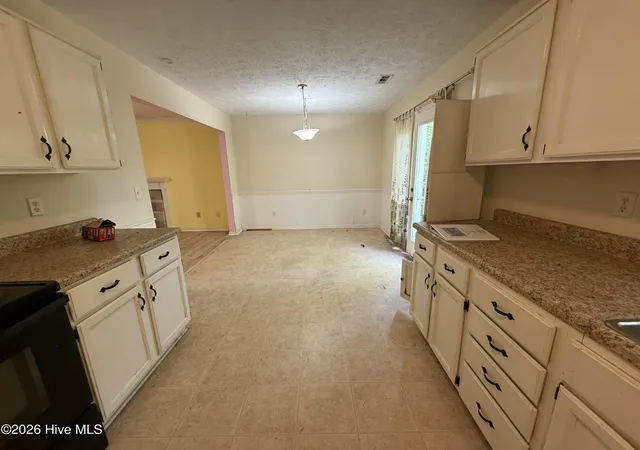 Photo 4 of Single family home for sale at 302 Silkweed Ct, Wilmington, NC 28405 | MLS# 100584254 | Listing updated on 2026-09-16
