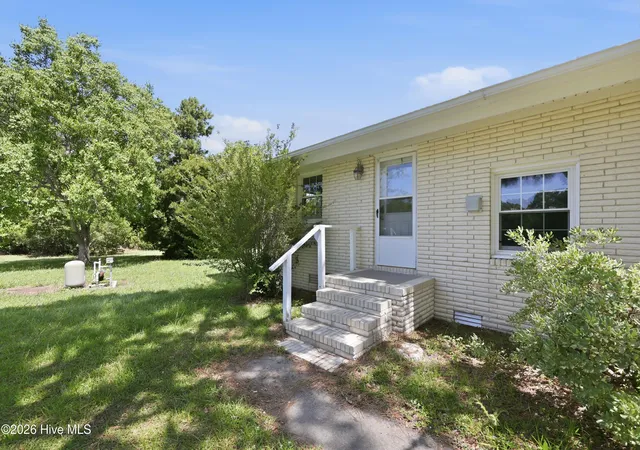 Photo 3 of Single family home for sale at 526 Crow Hl Rd, Beaufort, NC 28516 | MLS# 100584554 | Listing updated on 2026-08-18