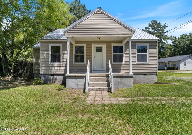 Photo 1 of Single family home for sale at 707 E Broad St, Elizabethtown, NC 28337 | MLS# 100595313 | Listing updated on 2026-08-18