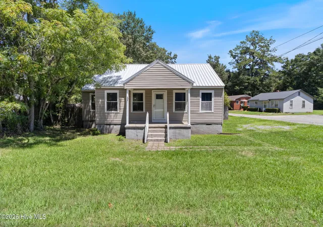 Photo 2 of Single family home for sale at 707 E Broad St, Elizabethtown, NC 28337 | MLS# 100595313 | Listing updated on 2026-08-18