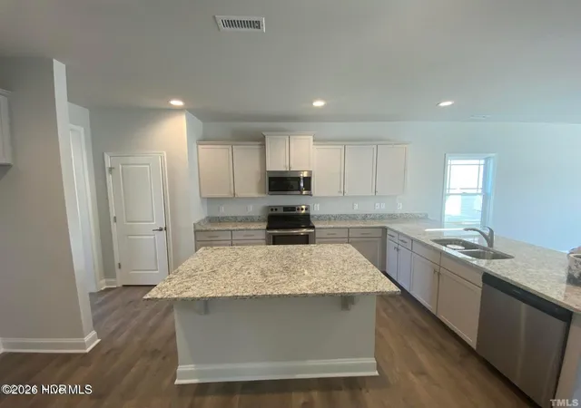 Photo 4 of Single family home for sale at 915 Port Royal Ct, New Bern, NC 28560 | MLS# 100600253 | Listing updated on 2026-08-31