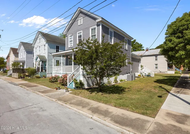 Photo 2 of Single family home for sale at 402 Dunn St, New Bern, NC 28560 | MLS# 100570569 | Listing updated on 2026-08-18