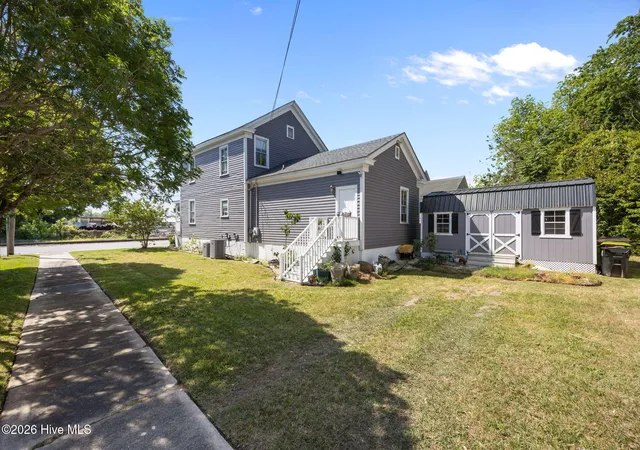 Photo 3 of Single family home for sale at 402 Dunn St, New Bern, NC 28560 | MLS# 100570569 | Listing updated on 2026-08-18
