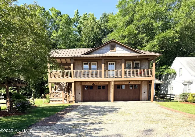 Homes for sale in Lake Waccamaw, NC | 2704 Waccamaw Shores Rd, Lake Waccamaw, NC 28450 | MLS# 100580747