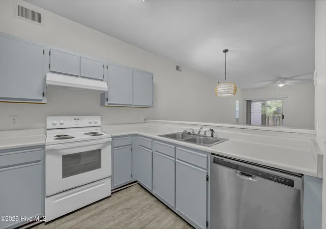 2nd image of 733 Bragg Dr, Wilmington, NC 28412