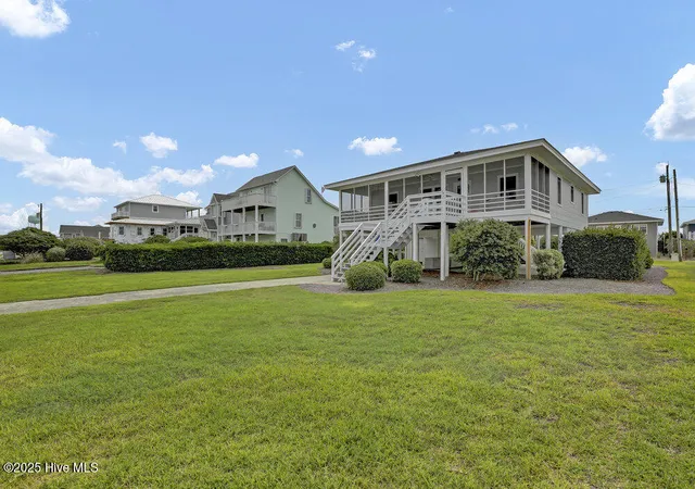 Photo 4 of Single family home for sale at 1040 Ocean Blvd, Holly Ridge, NC 28445 | MLS# 100524042 | Listing updated on 2026-09-14