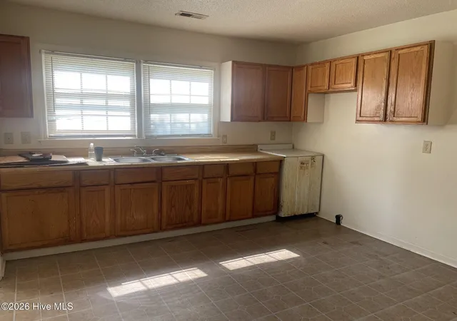Photo 4 of Single family home for sale at 600 Dixon St, Kinston, NC 28501 | MLS# 100595573 | Listing updated on 2026-08-12