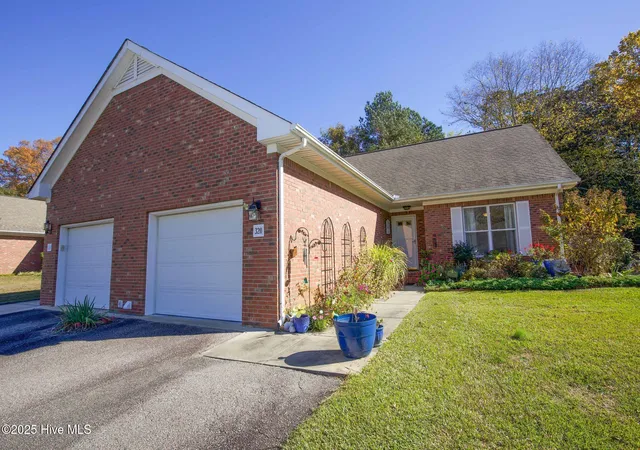 Homes for sale in Pinehurst, NC | 320 Hiscott Ln, Pinehurst, NC 28374 | MLS# 100583091