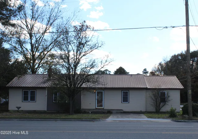 Homes for sale in Beulaville, NC | 513 W Main St, Beulaville, NC 28518 | MLS# 100540558
