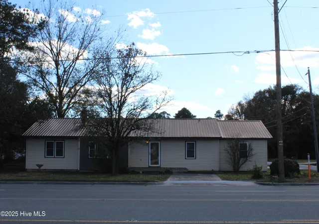 Homes for sale in Beulaville, NC | 513 W Main St, Beulaville, NC 28518 | MLS# 100540558