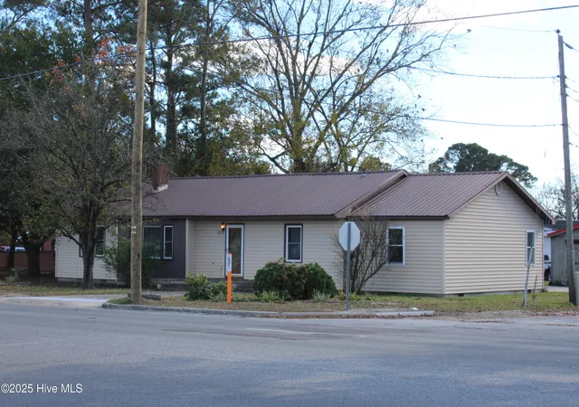 Photo 3 of Single family home for sale at 513 W Main St, Beulaville, NC 28518 | MLS# 100540558 | Listing updated on 2026-06-17