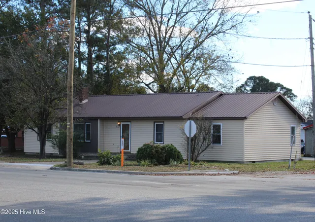 Photo 3 of Single family home for sale at 513 W Main St, Beulaville, NC 28518 | MLS# 100540558 | Listing updated on 2026-06-17