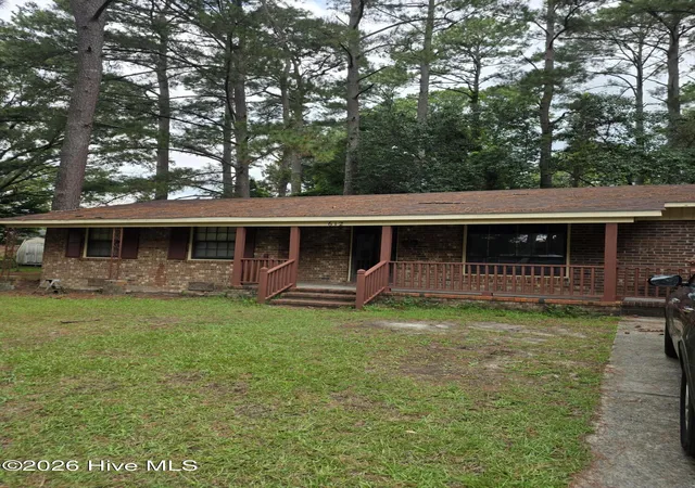 Photo 3 of Single family home for sale at 612 Calhoun St, Clinton, NC 28328 | MLS# 100595564 | Listing updated on 2026-08-11