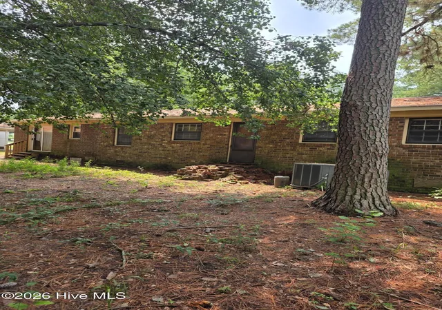 Photo 4 of Single family home for sale at 612 Calhoun St, Clinton, NC 28328 | MLS# 100595564 | Listing updated on 2026-08-11