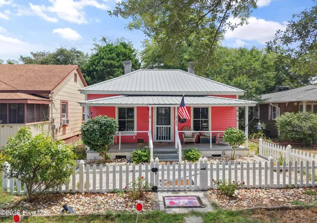 Photo 3 of Single family home for sale at 209 W St George St, Southport, NC 28461 | MLS# 100589571 | Listing updated on 2026-09-20